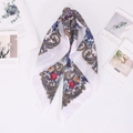 Détail d'un foulard en coton et lin avec motif paisley vintage et imprimés floraux - Blanc