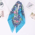 Détail d'un foulard vintage en coton et lin aux motifs paisley bleu et fleurs - Bleu