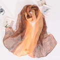Schal mit Leopardenmuster und Orange, präsentiert mit modischen Lifestyle-Accessoires - Mittellanger Stil / Kaffee und Orange