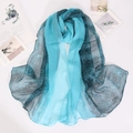 Detailansicht des leichten Georgette-Schals mit Leopardenmuster und blauem Farbverlauf - Mittellanger Stil / Blau