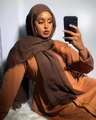 Hijab en lin plissé marron foncé associé à une robe à manches longues orange brûlé - 180x90cm / Café