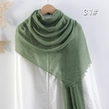 Détail d'une écharpe en coton et lin vert sauge avec franges et texture froissée - 180x90cm / Vert olive