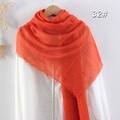 Détail d'une écharpe orange en coton et lin avec texture froissée et bords effilochés - 180x90cm / Orange