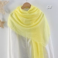 Détail d'une écharpe seersucker jaune clair avec bords effilochés sur cintre - 180x90cm / Jaune Clair