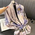 Elegante bufanda de satén violeta con grandes flores mostrada en un soporte de gala - 180*90CM / Floral Púrpura