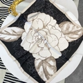 Elegante foulard in seta quadrato con stampa camelia in raso bianco e nero su tavola - Nero e Bianco