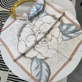 Elegante foulard in seta con stampa camelia bianco perla e champagne con motivo floreale - Rosa nudo