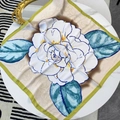 Elegante foulard in seta con stampa a camelia, motivo floreale e bordo verde sul tavolo - Verde Fresco