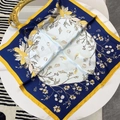 70cm Satin Seidenschal mit Blumen und Muschelmuster, blauem Rand in flacher Draufsicht - Muschel Blumen-Blau
