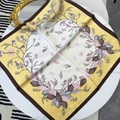 Gelbes 70cm Satin-Halstuch mit Blatt- und Beerenmuster auf einem weißen Tisch - Muschel Blumen-Gelb