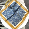 Foulard 70cm paisley in seta con bordo blu e giallo su sfondo di marmo bianco liscio - 70*70cm / Blu Zenzero