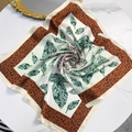 Foulard quadrato di seta da donna con stampa floreale e leopardata su tavolo di marmo - 70*70cm / Arancione (Arancione Rosso Floreale)