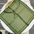 Foulard vintage in seta verde scuro e oro con motivi floreali su un tavolo bianco - 70*70cm / Verde