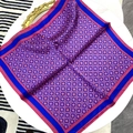Sciarpa di seta vintage 70cm satin floreale rosa e blu su marmo bianco - 70*70cm / Viola
