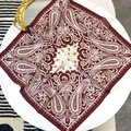 70cm weinrotes Paisley Seidentuch mit Blumendruck auf einem weißen Tisch präsentiert - 70cmx70cm / Burgunderrot