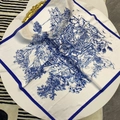 Carré de soie style porcelaine bleue et blanche Toile de Jouy avec bordure décorative - Style de Paysage en Porcelaine Bleue Et Blanche