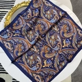 70cm blauwe zijden satijnen vierkante sjaal met paisley-patroon op witte tafel met spiegel - Marineblauw