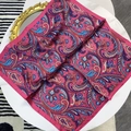 Fuchsia satijnen zijden sjaal met paisley-patronen op een elegante witte tafel buiten - Rozerood