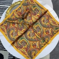 Vierkante zijden sjaal met vintage paisley-patronen in geel op witte tafel - Geel