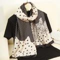 Sciarpa in seta a pois e motivi geometrici nero e beige drappeggiata su abiti neri - Stile a Pois / 180*90CM