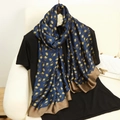 Sciarpa lunga in seta con stampa floreale blu navy e gialla su una t-shirt nera - Scialle Lungo (Raso Criptato) / Blu Navy Floreale