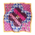 Details eines Satin-Vierecktuches mit lebhaften Paisley-Mustern und gelbgoldenen Rändern - Rosa und Blau Patchwork