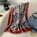 Langer Vintage-Seidenschal mit Paisleymuster in Marineblau und Rostrot auf Sofa - 180x90cm / Retro Paisley (Marineblau & Orange)