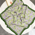 Foulard di seta verde 70cm con stampa floreale viola su sfondo di marmo - 70*70cm / Verde Bosco e Floreale Viola Chiaro (Colore Principale)