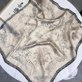 Foulard quadrato in seta color champagne con motivi barocchi e bordi geometrici neri - Champagne