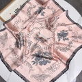 Foulard quadrato in seta rosa con rose nere e stampa di lettere su marmo - Rosa