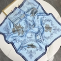 Elegante sciarpa in seta azzurra con motivi vintage e stampe floreali da donna - Azzurro