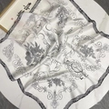 Elegante foulard quadrato 70cm in finta seta con motivi floreali neri su bianco - Bianco