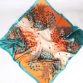 Foulard quadrato in raso di seta 90 cm con motivi artistici di foglie d'albero vivaci - Texture albero autunnale (Colore principale)