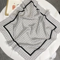 Lussuoso foulard in seta nero e oro con motivo monogramma geometrico su base marmo - 70*70cm / Bianco