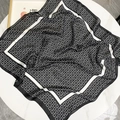 Elegante foulard in seta a motivi geometrici bianco e nero su sfondo in marmo bianco - 70*70cm / Nero e Bianco
