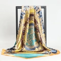 Detalle del patrón barroco en bufanda de seda satinada con caída elegante en soporte - Talla única / Verde amarillento