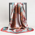 Elegante foulard di seta satinata da 90 cm con stampa equestre e motivi a catena - Rosso e Verde