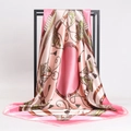 Dettaglio di un lussuoso foulard in raso con stampa a catena ed elegante lucentezza - Rosa