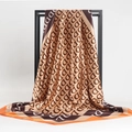 Foulard quadrato di raso 90cm con motivo a stampa D in marrone, oro e bordo arancione - Arancione