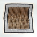 Foulard quadrato in raso 90cm con stampe geometriche vintage nere e grigie a lettere D - Nero