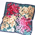 Detalle del pañuelo de seda con estampado floral sobre base verde oscuro y flores - 90*90cm / Verde azulado