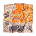 Carré en satin de soie orange avec imprimé vintage de chaînes et boucles équestres - Jaune