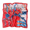 Détail d'un foulard en soie à bordure rouge avec imprimé équestre et satiné - Rouge
