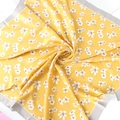 Dettaglio della sciarpa in seta con stampa floreale gialla e bordo grigio rifinito - Giallo