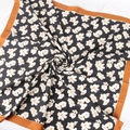 Foulard quadrato in raso a fiori bianco e nero con bordo arancione elegante da donna - Floreale Nero (S斜纹-105)