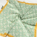 Elegante foulard in seta verde chiaro con stampa floreale e bordo giallo vivace - Verde fresco