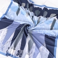 Sciarpa di seta blu satinata con ballerine astratte e motivi artistici a inchiostro - Quadrato Grande / Blu Denim (Ballerina)