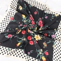 Carré en soie rétro avec fleurs colorées et bordure à pois noirs au design élégant - Noir Polyvalent