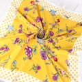 Carré de soie aux motifs floraux et bordure à pois présenté en torsion fluide - Jaune