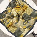 Elegante foulard in raso da 70cm con stampa pellicano e piume nei toni senape e oliva - 70cmx70cm / Stampa Zenzero e Verde Oliva (Colore Principale)